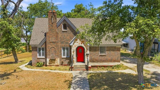 210 S Cedar Street, Seguin, TX 78155