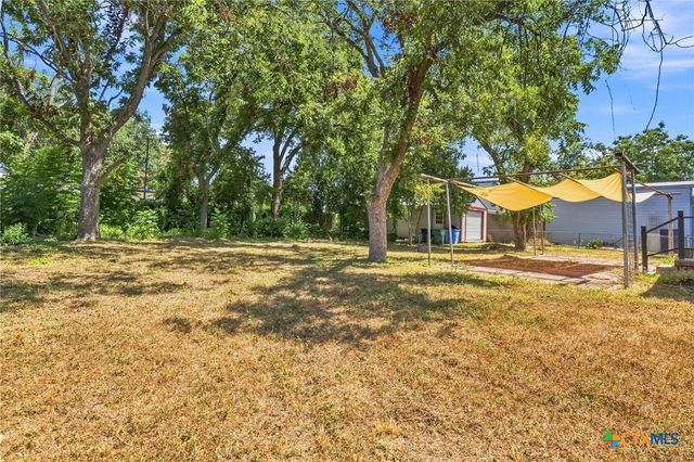210 S Cedar Street, Seguin, TX 78155