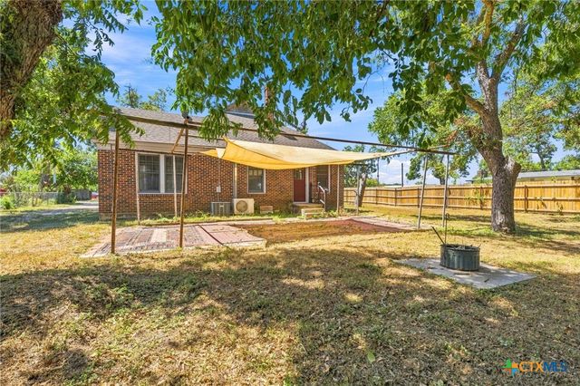 210 S Cedar Street, Seguin, TX 78155