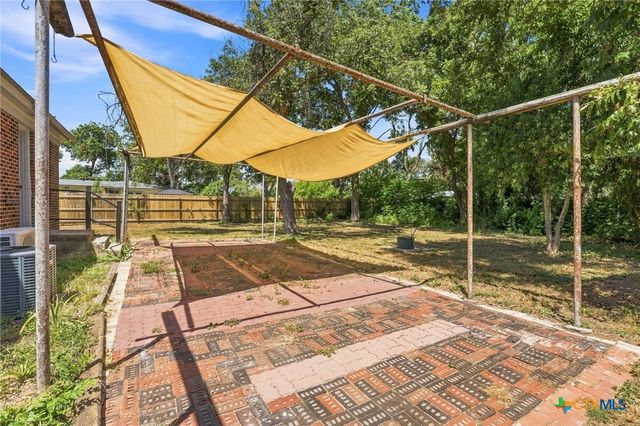 210 S Cedar Street, Seguin, TX 78155