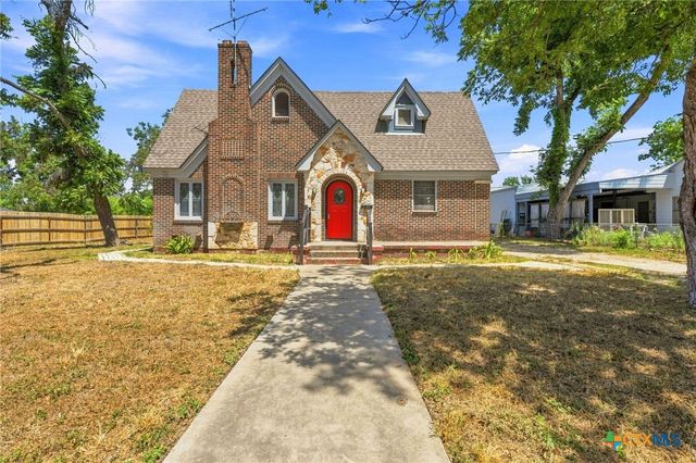 210 S Cedar Street, Seguin, TX 78155
