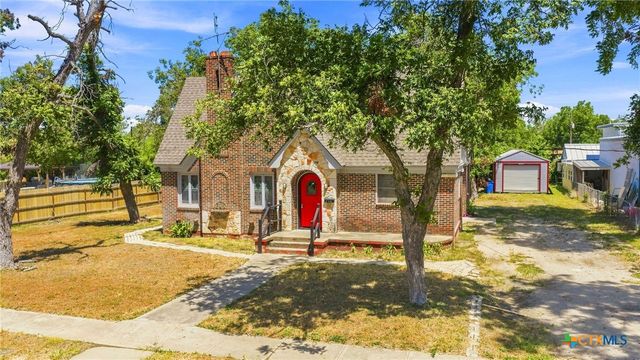 210 S Cedar Street, Seguin, TX 78155