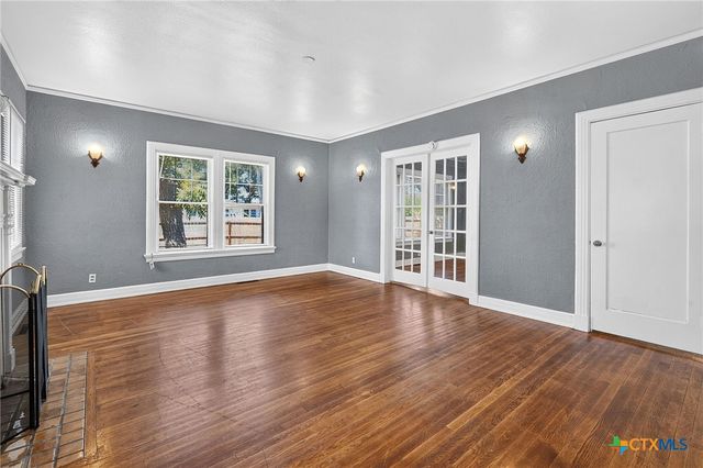 210 S Cedar Street, Seguin, TX 78155