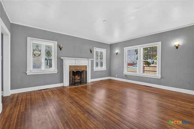 210 S Cedar Street, Seguin, TX 78155