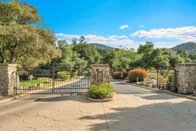 15992 S Woodson Dr, Ramona, CA 92065