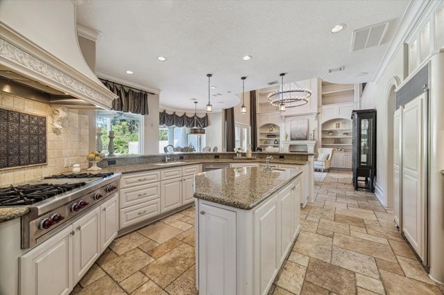 6 Kings Lake Estates Boulevard, Kingwood, TX 77346