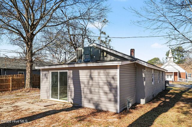 800 E Lizzie Street, Selma, NC 27576