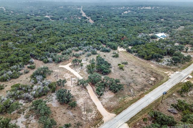 801 Grand Oaks, Hondo, TX 78861