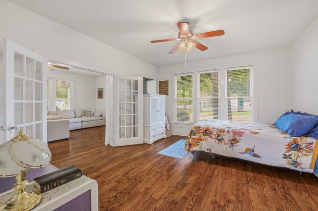 910 S Waco Street, Weatherford, TX 76086