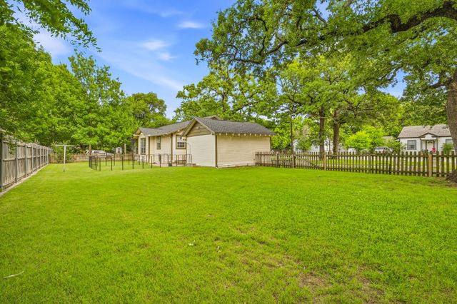 910 S Waco Street, Weatherford, TX 76086