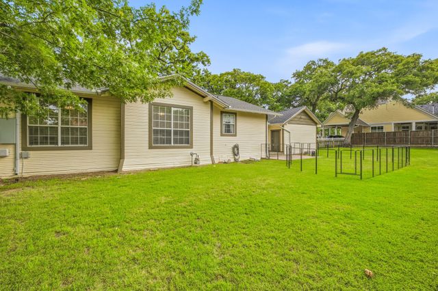 910 S Waco Street, Weatherford, TX 76086