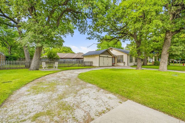 910 S Waco Street, Weatherford, TX 76086