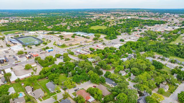 910 S Waco Street, Weatherford, TX 76086