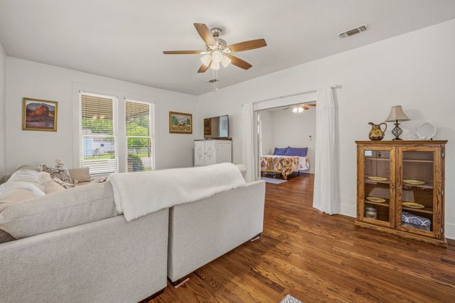 910 S Waco Street, Weatherford, TX 76086