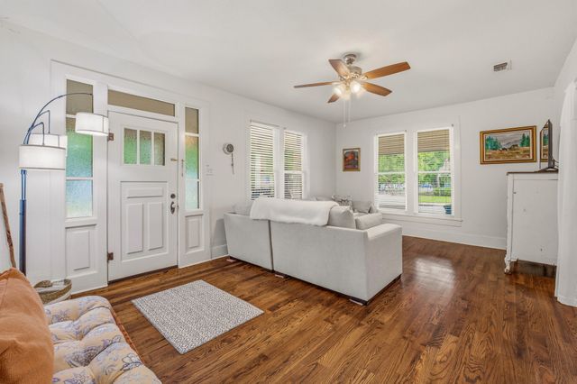 910 S Waco Street, Weatherford, TX 76086