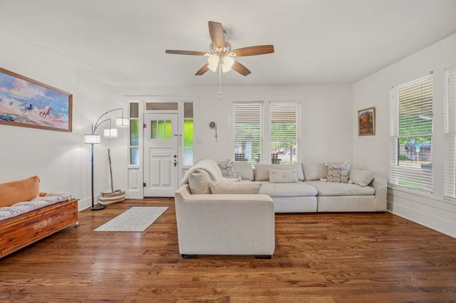 910 S Waco Street, Weatherford, TX 76086