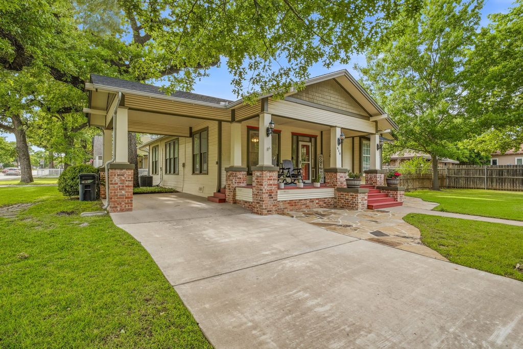 910 S Waco Street, Weatherford, TX 76086