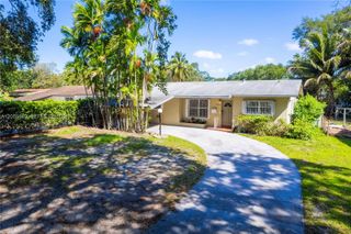 565 NE 160th Ter, Miami, FL 33162
