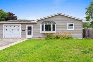 1960 Cherokee Road, Carpentersville, IL 60110