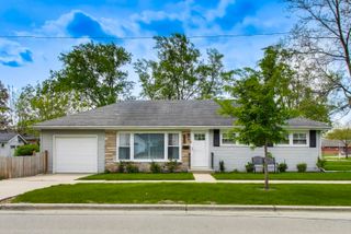 321 N Fairview Avenue, Mount Prospect, IL 60056