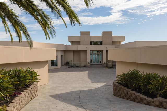 13367 Campus Dr., Oakland, CA 94619