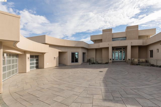 13367 Campus Dr., Oakland, CA 94619