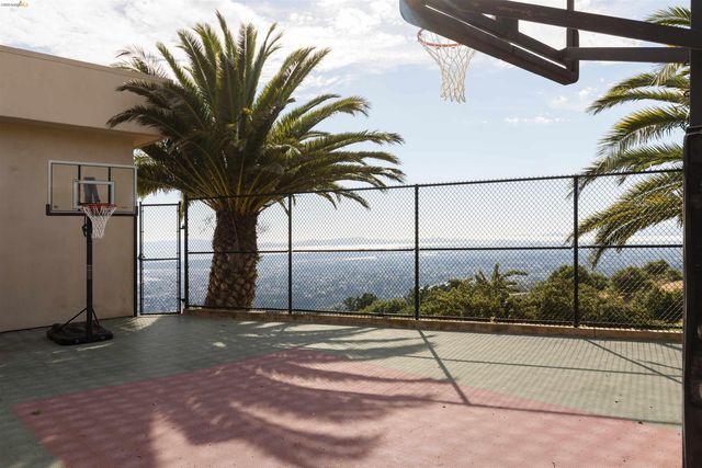 13367 Campus Dr., Oakland, CA 94619