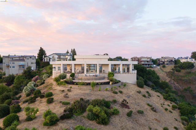 13367 Campus Dr., Oakland, CA 94619