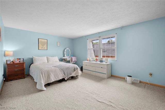 6962 S Parkway Drive, Middleburg Heights, OH 44130
