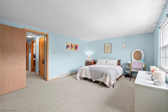 6962 S Parkway Drive, Middleburg Heights, OH 44130