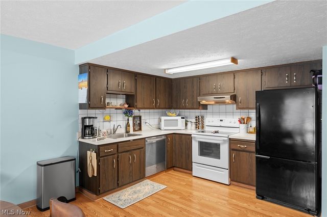 6962 S Parkway Drive, Middleburg Heights, OH 44130