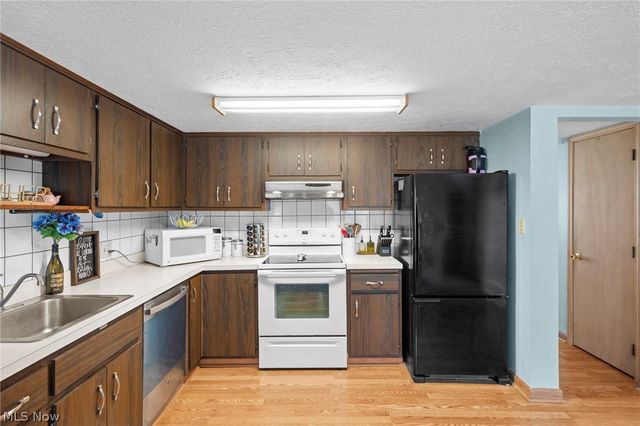 6962 S Parkway Drive, Middleburg Heights, OH 44130