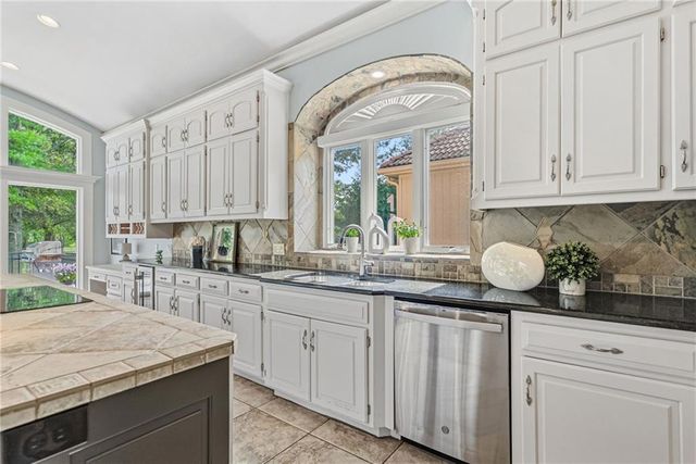 10507 W 145th Terrace, Overland Park, KS 66221