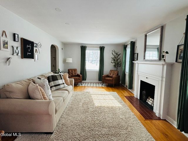 2317 Barcelona Road, Niskayuna, NY 12309