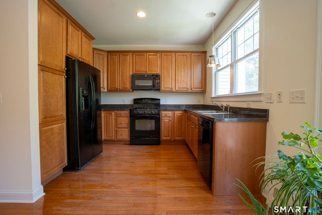 10 Lawrence Avenue 10, Danbury, CT 06810