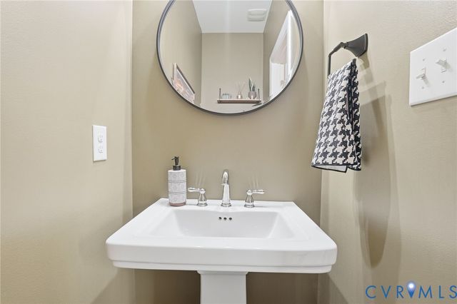 7443 Pebble Lake Dr, Mechanicsville, VA 23111