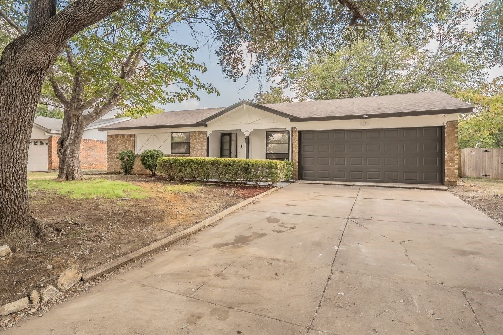 902 Smokey Court, Arlington, TX 76014