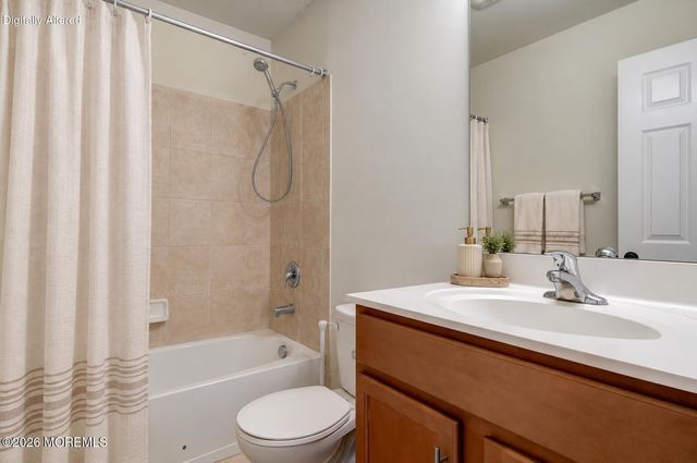 147 Waypoint Drive 2105, Eatontown, NJ 07724