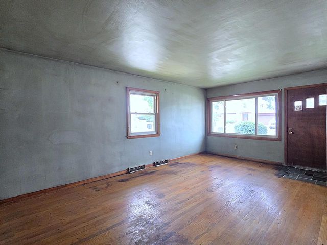 5863 S Hately AVENUE, Cudahy, WI 53110