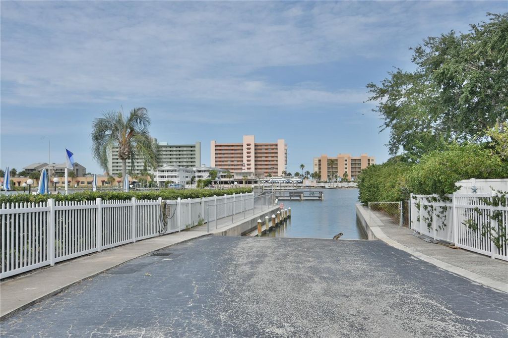 Image 31 of property listing at 10350 IMPERIAL POINT DRIVE W 13, Largo, FL 33774