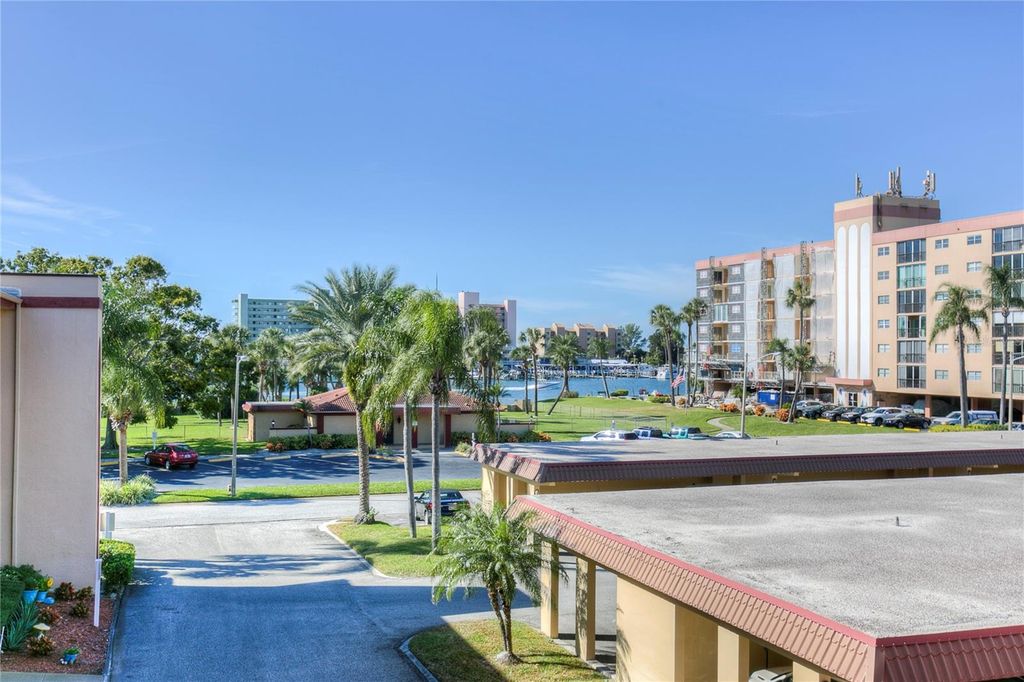 Image 33 of property listing at 10350 IMPERIAL POINT DRIVE W 13, Largo, FL 33774