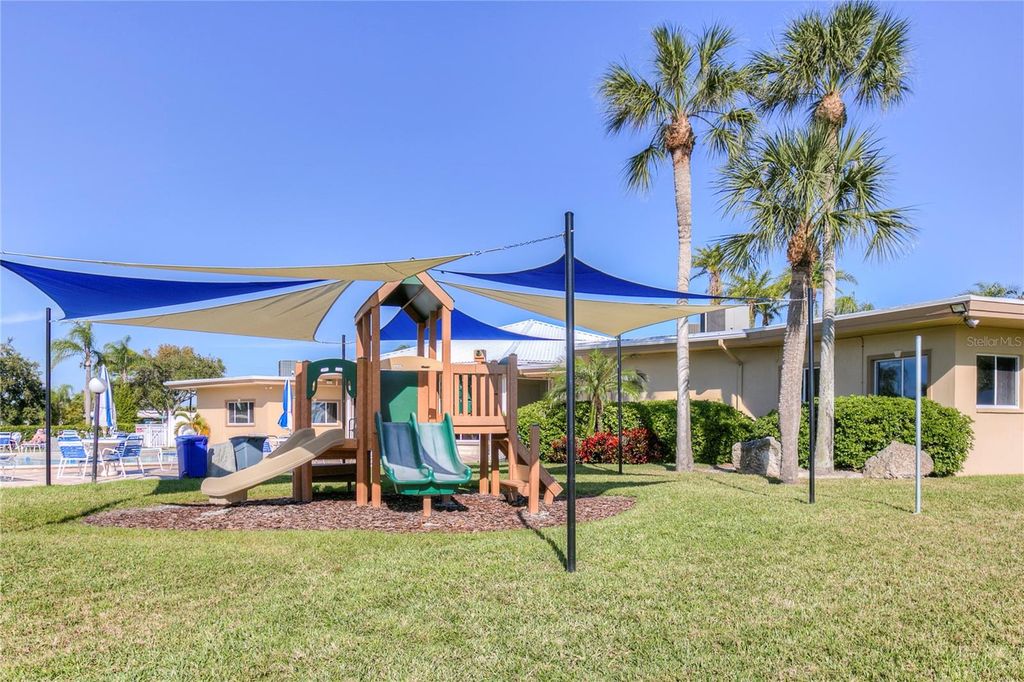 Image 37 of property listing at 10350 IMPERIAL POINT DRIVE W 13, Largo, FL 33774
