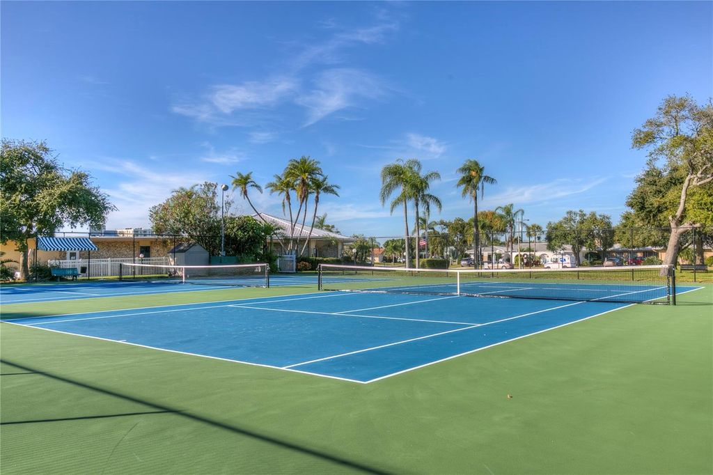 Image 52 of property listing at 10350 IMPERIAL POINT DRIVE W 13, Largo, FL 33774