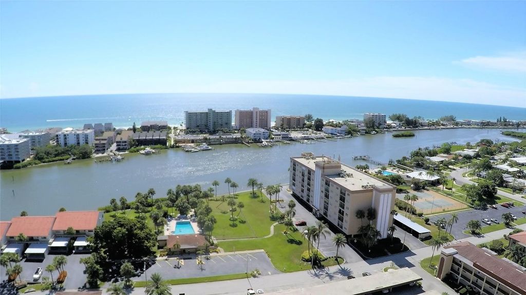 Image 54 of property listing at 10350 IMPERIAL POINT DRIVE W 13, Largo, FL 33774