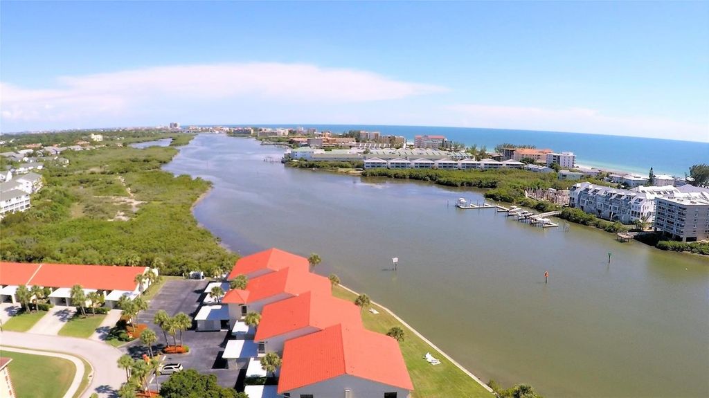 Image 55 of property listing at 10350 IMPERIAL POINT DRIVE W 13, Largo, FL 33774