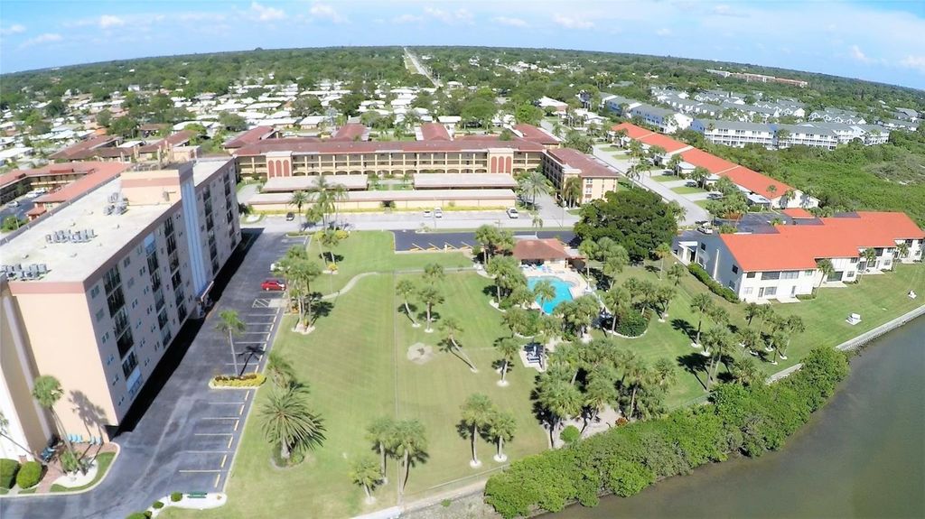 Image 57 of property listing at 10350 IMPERIAL POINT DRIVE W 13, Largo, FL 33774