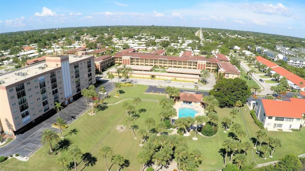 Image 58 of property listing at 10350 IMPERIAL POINT DRIVE W 13, Largo, FL 33774