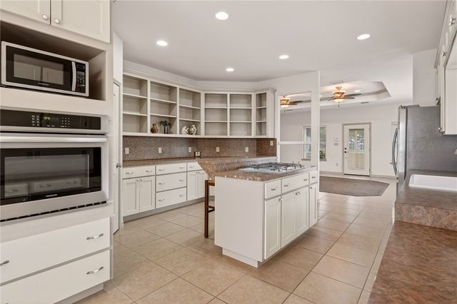 119 Bishop Rd., Rockport, TX 78382