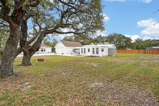 119 Bishop Rd., Rockport, TX 78382