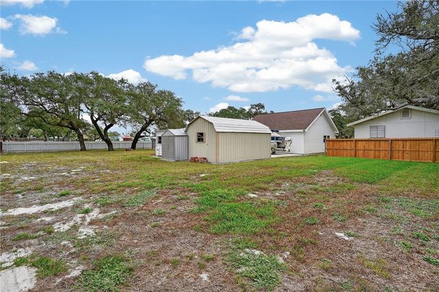 119 Bishop Rd., Rockport, TX 78382